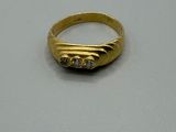 gros plan d'une bague en or ornée de deux diamants