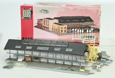 une maquette de gare avec une boîte en arrière-plan