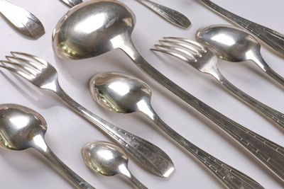 Ménagère en métal argenté comprenant: