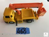 un camion miniature équipé d'une grue à l'arrière
