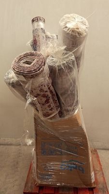 une boîte en carton remplie de rouleaux de tissu et d'un rouleau de papier toilette