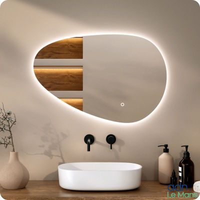 une salle de bains avec un lavabo et un miroir au mur