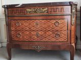 une commode ancienne dans une pièce, avec un mur en arrière-plan