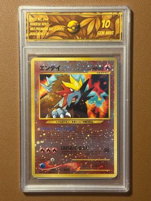 une carte à collectionner Pokémon dans un étui en plastique transparent