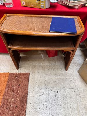une petite table sur laquelle est posé un livre