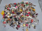 une pile de porte-clés de toutes sortes posée sur une table