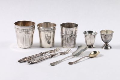 plusieurs articles d'argenterie, notamment des cuillères, des tasses, des fourchettes et des cuillères