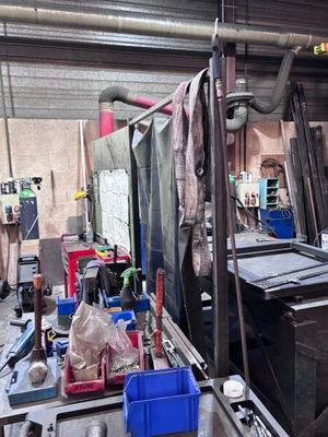 une photo d'un atelier où l'on voit de nombreux outils