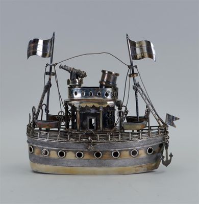 une maquette en métal représentant un bateau arborant un drapeau