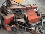 une machine rouge posée sur le sol