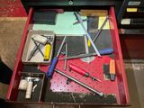 une boîte à outils rouge avec des outils sur le sol