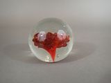 une boule de verre contenant une substance rouge