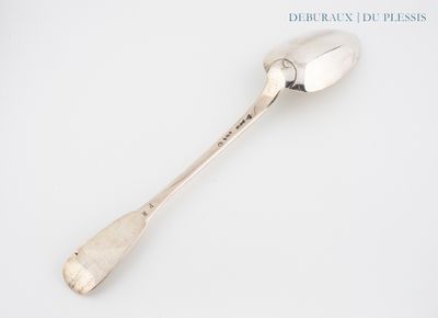 une cuillère en argent posée sur une surface blanche, d'où dépasse une petite cuillère