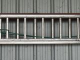 une échelle métallique accrochée au mur