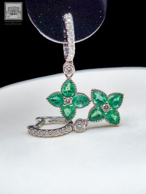 Paire de pendants d'oreilles en or blanc 750°/.(18K), ornés …