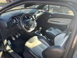 l'intérieur d'une voiture, la portière ouverte, avec le volant et le tableau de bord visibles