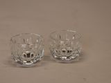 deux verres posés l'un à côté de l'autre sur une table
