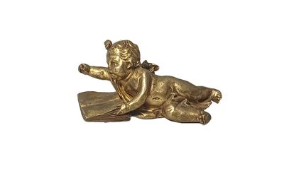 figurine en laiton représentant un bébé allongé sur une couverture