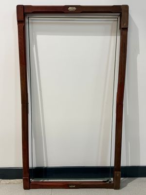 une image représentant un cadre en bois muni d'une porte vitrée