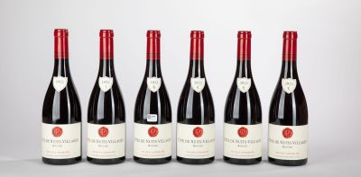 six bouteilles de vin rouge alignées sur une table