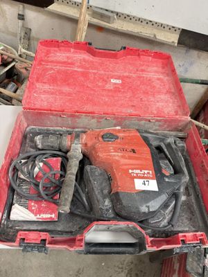une boîte à outils rouge avec des outils sur une table