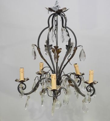 un lustre en fer forgé et en verre à cinq branches