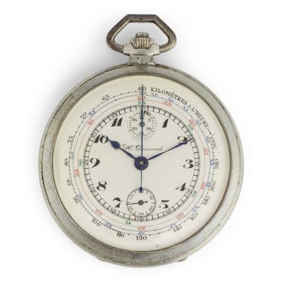 gros plan d'une montre de poche sur une surface blanche