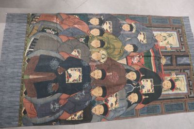 un tapis sur lequel est représenté un groupe de personnes