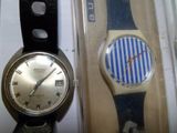 une montre et une montre placées l'une à côté de l'autre dans une boîte