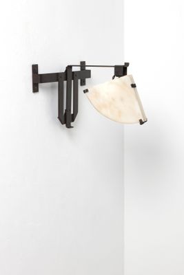une applique murale munie d'un abat-jour blanc, placée près d'un mur blanc