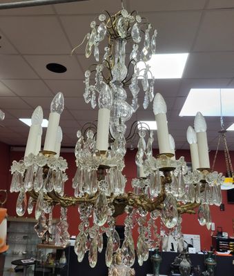 un lustre suspendu au plafond d'un magasin