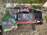 un grand nombre d'outils posés sur le sol
