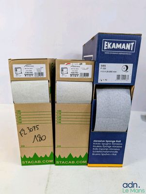 trois paquets de papier toilette sont empilés les uns sur les autres