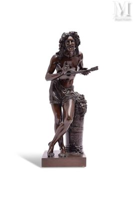 statue en bronze représentant une femme jouant de la guitare, posée sur un socle