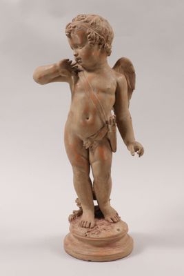 une vieille statue représentant un Cupidon tenant une fleur, posée sur un socle