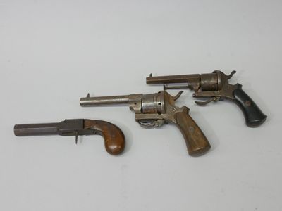 Ensemble comprenant : - Revolver type Lefaucheux.