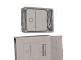 un boîtier blanc muni d'un interrupteur blanc et un boîtier blanc sur lequel est fixée une lampe blanche