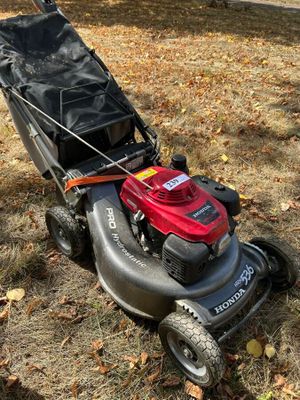 une tondeuse à gazon qui reste dans l'herbe