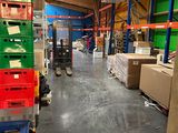 un grand entrepôt rempli de boîtes et de cartons
