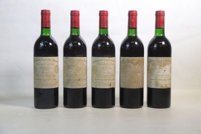 quatre bouteilles de vin sont alignées sur une table