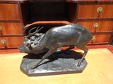 statue d'un cerf posée sur un socle en marbre, devant une commode