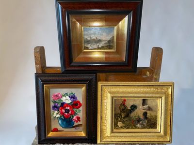 trois photos encadrées représentant des fleurs dans un vase posé sur une table
