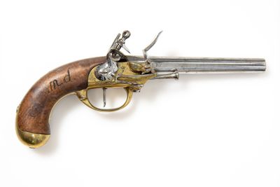 un vieux revolver avec un canon en bois et des garnitures en laiton