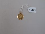 gros plan d'une médaille d'or sur fond blanc