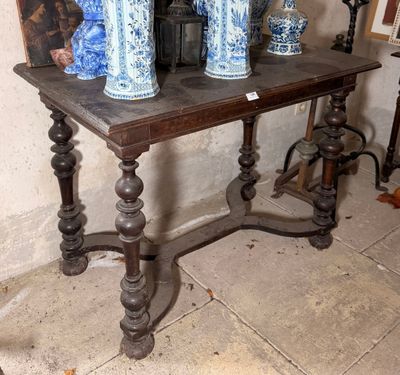 trois vases bleus et blancs posés sur une table dans une pièce