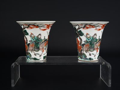 une paire de vases chinois posés sur un socle en acrylique, sur fond noir