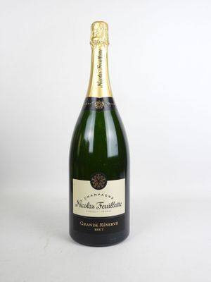 gros plan d'une bouteille de champagne sur fond blanc