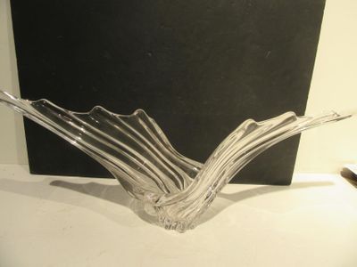 un bol en verre posé sur une table