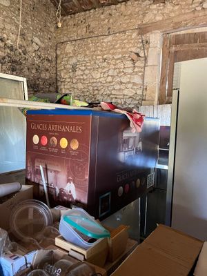 une boîte de nourriture posée sur le plan de travail d'une cuisine