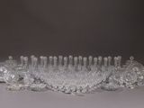 beaucoup d'objets en verre qui se trouvent sur la table